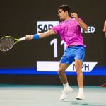 Alcaraz golpea de derecha desde el fondo de la pista en el partido ante Monfils