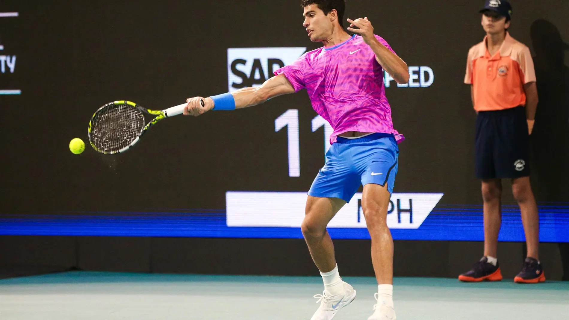 Alcaraz golpea de derecha desde el fondo de la pista en el partido ante Monfils