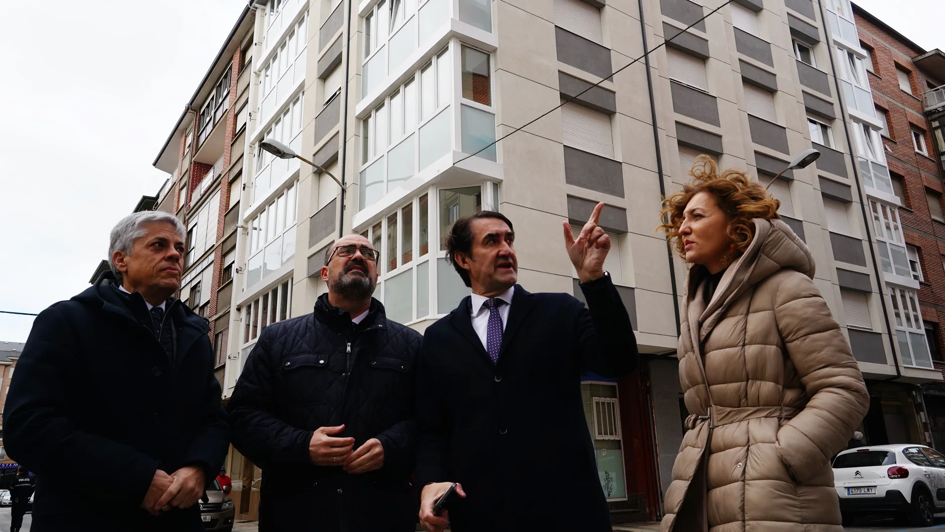 El consejero de Medio Ambiente, Vivienda y Ordenación del Territorio, Juan Carlos Suárez-Quiñones (2D), junto al alcalde de Ponferrada, Marco Morala (2I), la directora general de Vivienda, Arquitectura, Ordenación del Territorio y Urbanismo, María Pardo, y el delegado de la Junta en León, Eduardo Diego (I), durante luna visita a Ponferrada