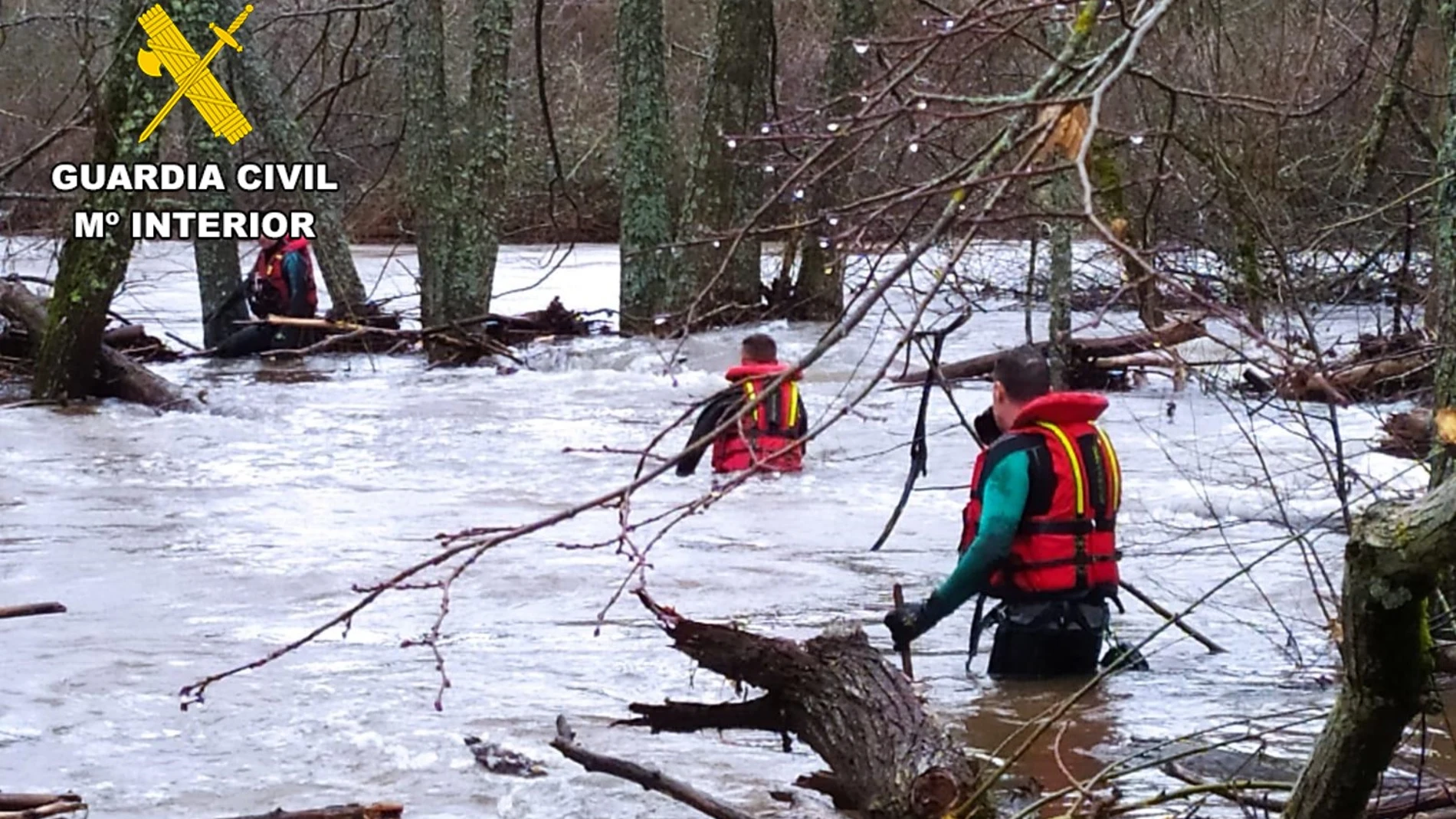 Efectivos de la Guardia Civil buscan a un hombre en el río Arlanza, en la localidad de Villahoz (Burgos)