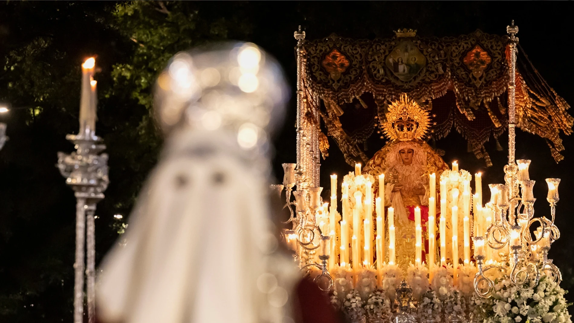 Así reacciona una estadounidense ante la Semana Santa en Málaga
