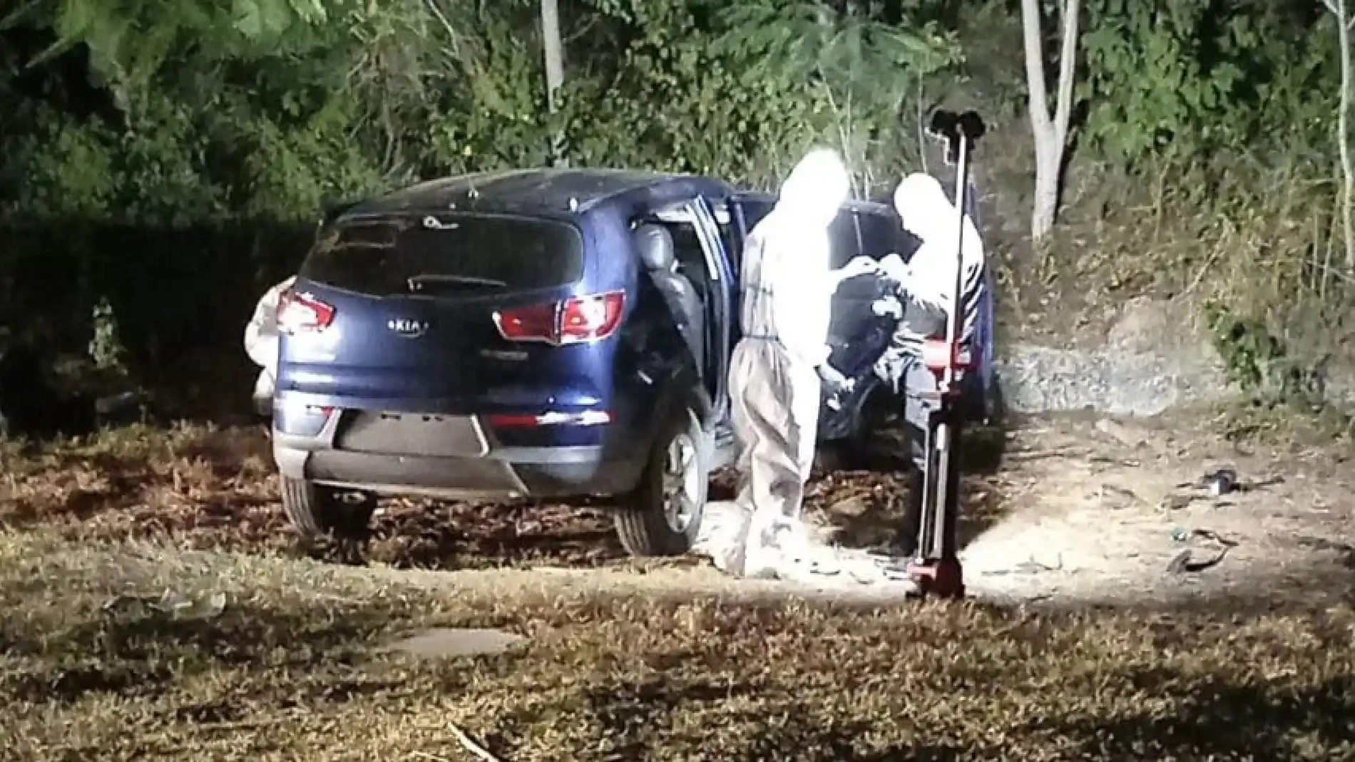 El vehículo con los dos cadáveres hallado en San Vicente, Manabi, Ecuador