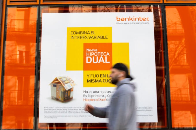 Anuncio de hipoteca en la fachada de una sucursal bancaria. 