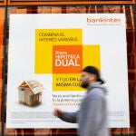 Anuncio de hipoteca en la fachada de una sucursal bancaria. 