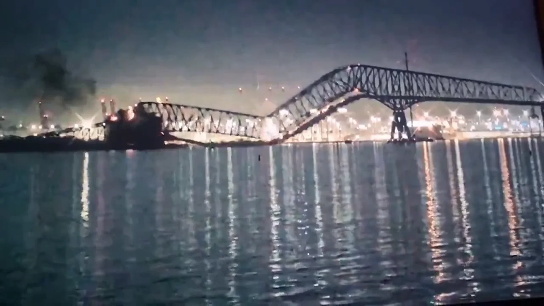 Un puente se derrumba en Baltimore, al chocar un barco contra él