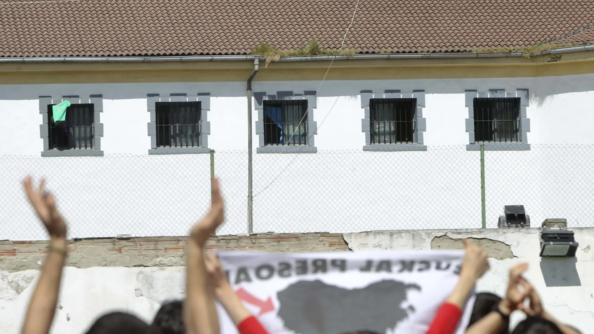 Un grupo de jóvenes muestra su apoyo a los presos de ETA frente a la cárcel de Martutene.