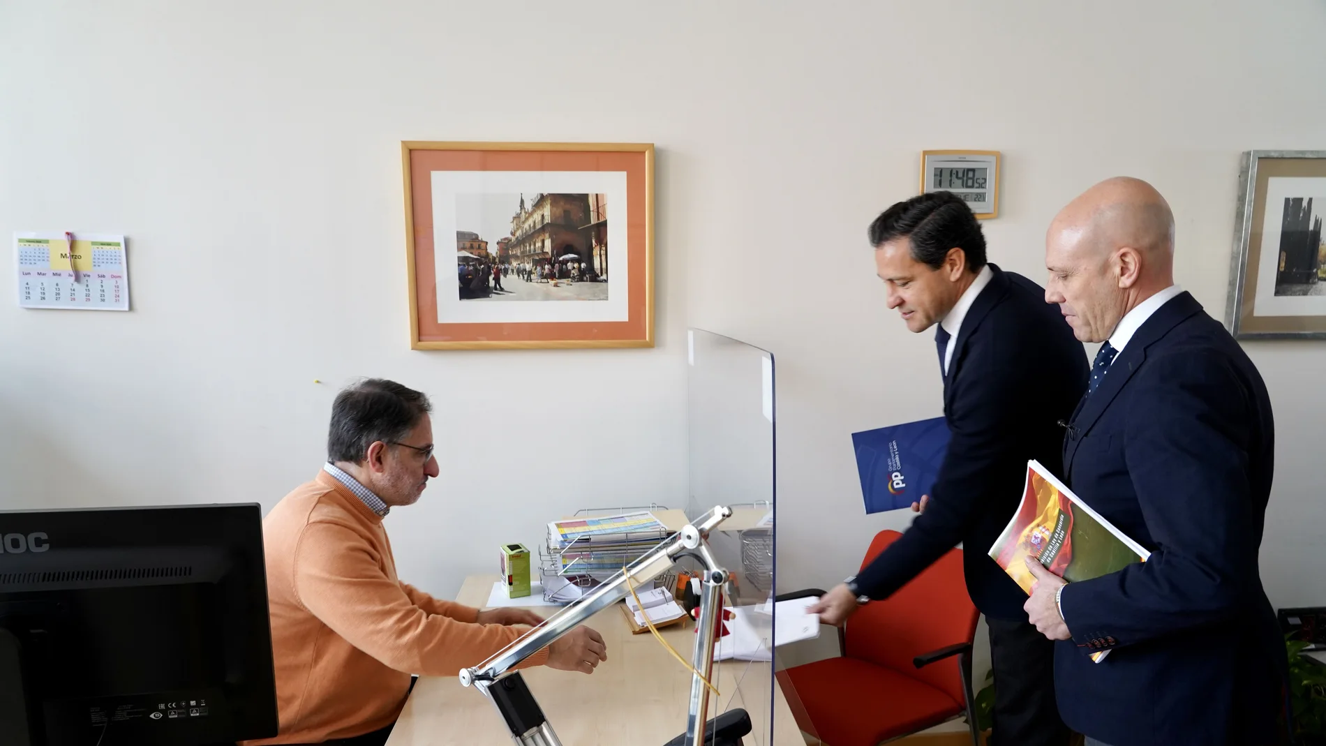 Raúl de la Hoz y Carlos Menéndez registran la proposición de Ley de Concordia en las Cortes