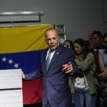 Manuel Rosales, de 71 años, ya se presentó en las presidenciales de 2006 contra el fallecido Hugo Chávez
