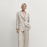 Los trajes de chaqueta son un must entre las mujeres 50+
