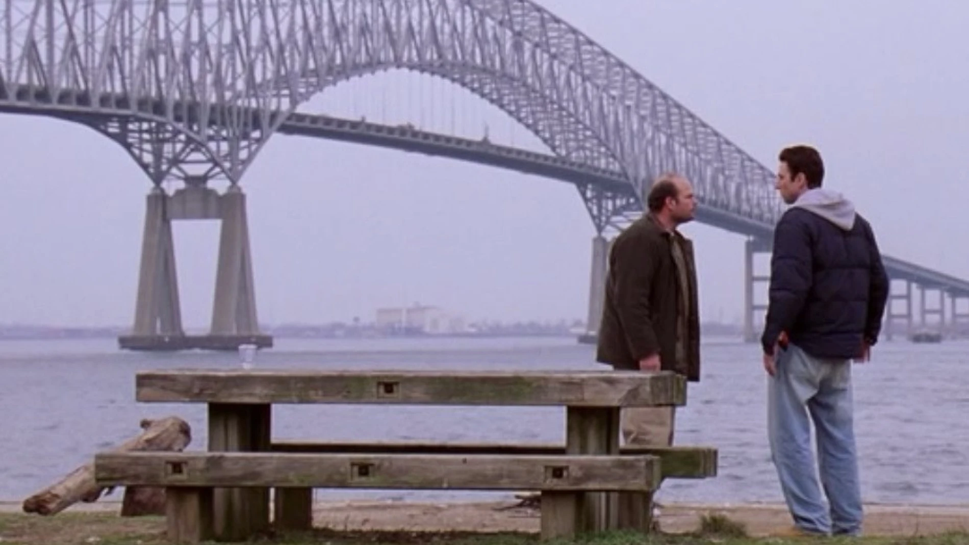 La escena de la serie 'The Wire' que se desarrolla ante el puente derribado de Baltimore