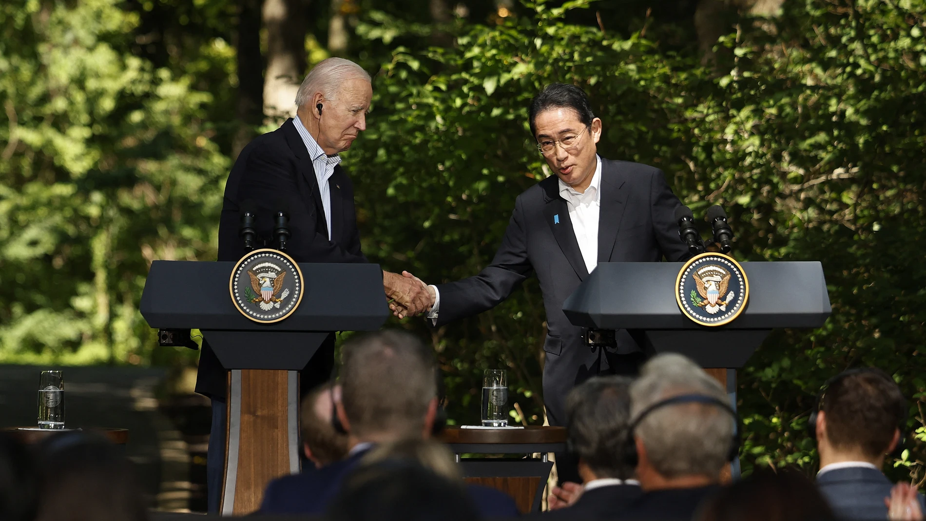 President Joe Biden (L) shakes hands with Japanese Prime Minister Kishida Fumio during a joint news conference with Korean President Yoon Suk Yeol three-way talks at Camp David on August 18, 2023 in Camp David, Maryland.
