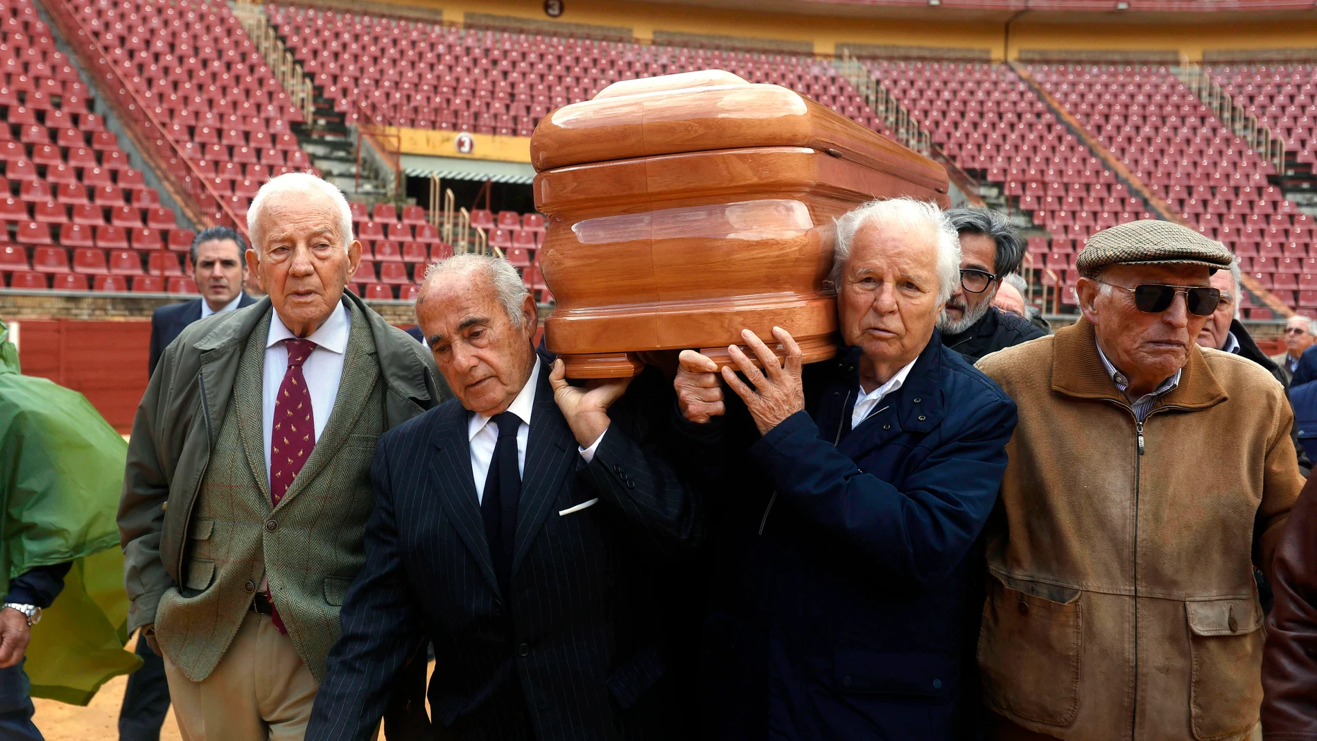 GRAFAND142. CÓRDOBA, 27/03/2024.- Los exmatadores Agustín Castellanos 'El Puri' (2i) y Manuel Benítez 'El Cordobés' (2d), portan el féretro con los restos mortales del que fue torero cordobés Gabriel de la Haba Vargas, conocido como ‘Zurito’, fallecido en la tarde de ayer a los 79 años tras padecer una enfermedad, acompañados del también compañero de faena José María Montilla (i), el empresario Juan Machi (d) y gente del toro, dan la vuelta al ruedo del coso de 'Los Califas' como despedida al...