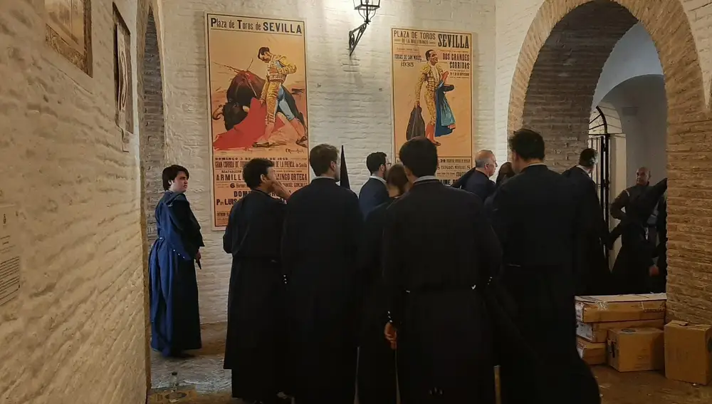 Nazarenos de la hermandad del Baratillo, en la plaza de toros de Sevilla