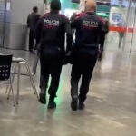 Un individuo desata el caos en un centro comercial de Badalona al causar destrozos con un hacha en el mobiliario de un local