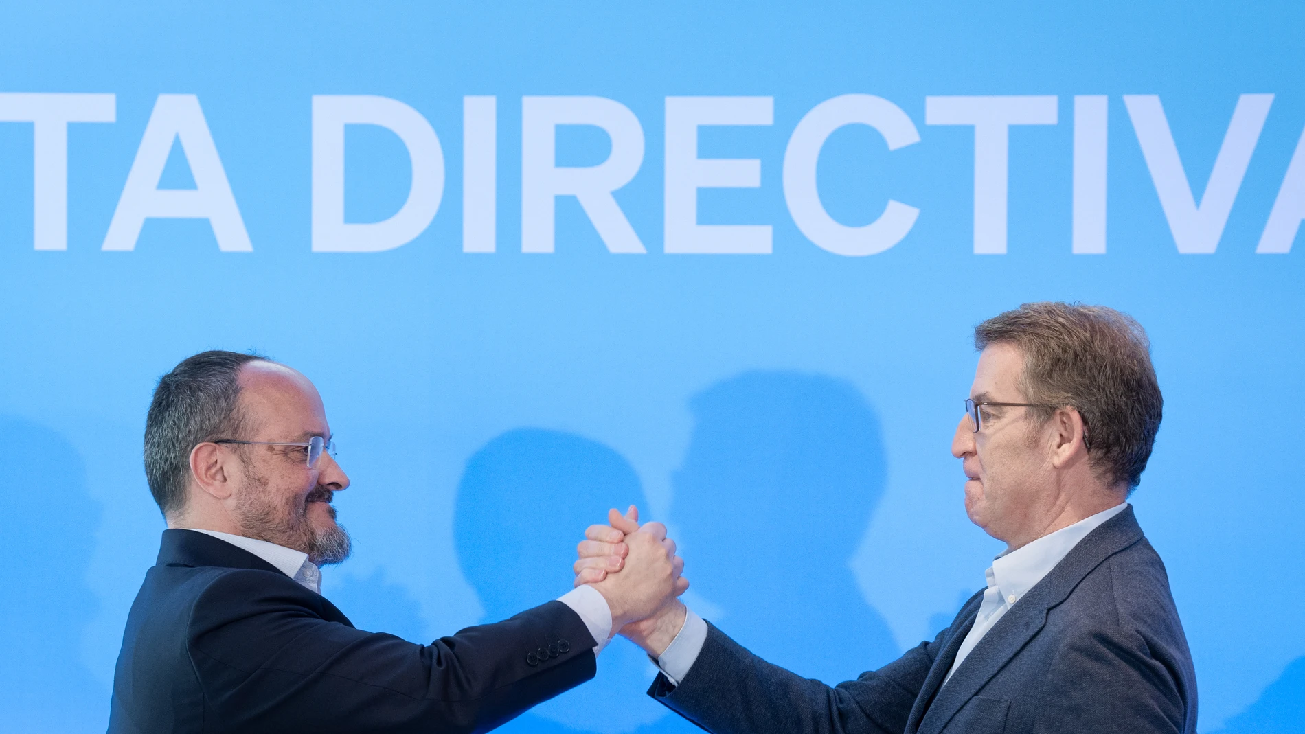 El presidente del PP de Cataluña y candidato a las elecciones catalanas, Alejandro Fernández (i) y el líder del PP, Alberto Núñez Feijóo (d), durante un acto de la Junta Directiva Autonómica del PP de Catalunya, en el Hotel Grand Marina, a 27 de marzo de 2024, en Barcelona, Catalunya (España). El anuncio llega después de que el lunes 25 de marzo Feijóo se reuniese con Fernández, quien le trasladó su "absoluta disposición" a ayudar a su partido, "como candidato o afiliado de base", tras varias...