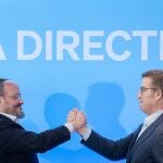 El presidente del PP de Cataluña y candidato a las elecciones catalanas, Alejandro Fernández (i) y el líder del PP, Alberto Núñez Feijóo (d), durante un acto de la Junta Directiva Autonómica del PP de Catalunya, en el Hotel Grand Marina, a 27 de marzo de 2024, en Barcelona.