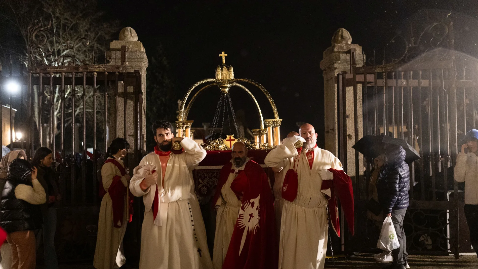 La lluvia obliga a suspender la procesión y el juramento de silencio de Zamora