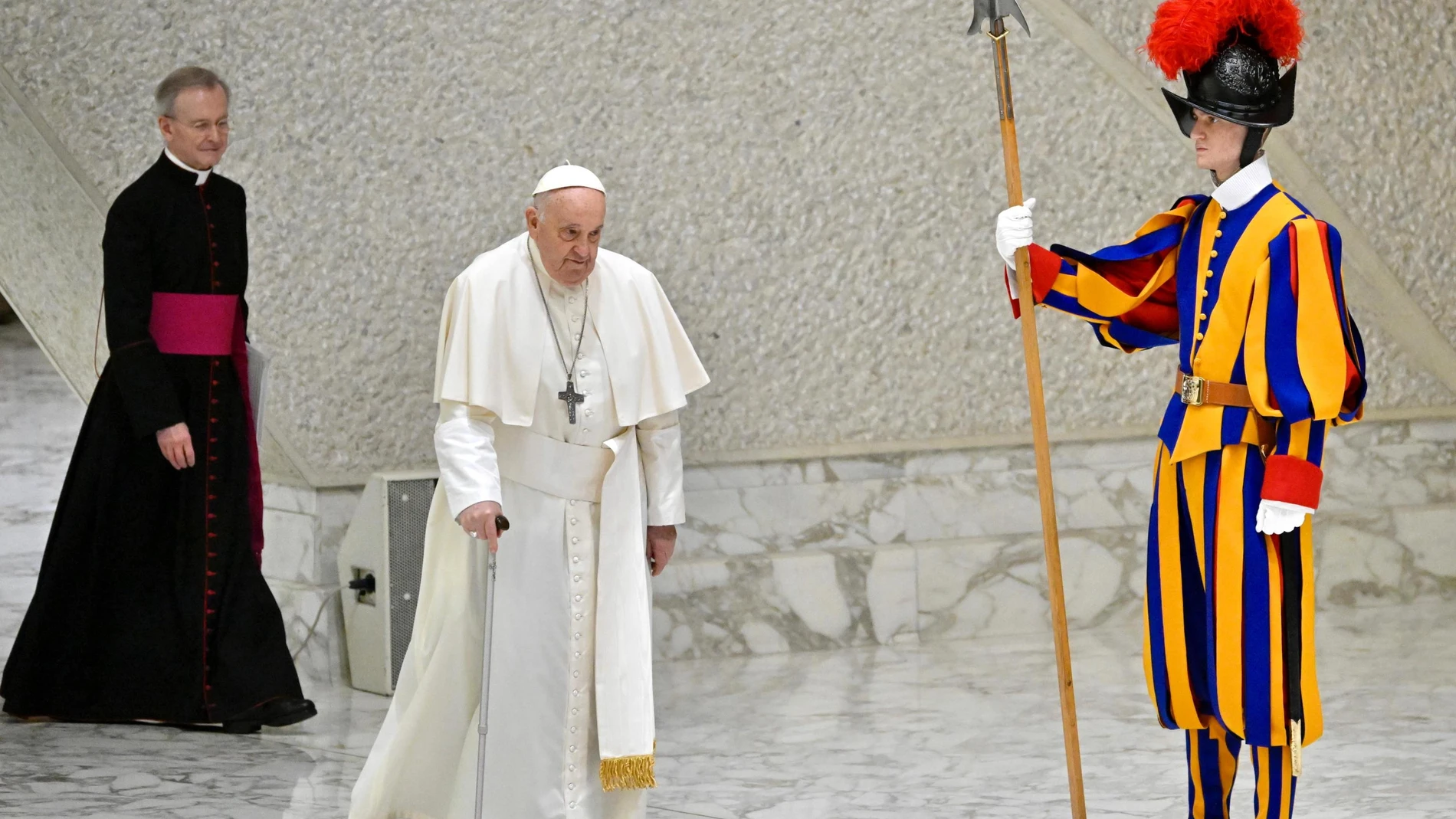 Ciudad del Vaticano (Santa Sede), 27/03/2024.- El Papa Francisco a su llegada para a la audiencia general semanal en la sala de Audiencias de la Ciudad del Vaticano, este miércoles. EFE/ Alessandro Di Meo