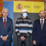 Rueda de prensa de presentación del preso que será indultado por la Cofradía de El Rico, junto al hermano mayor y el subdelegado del Gobierno en Málaga