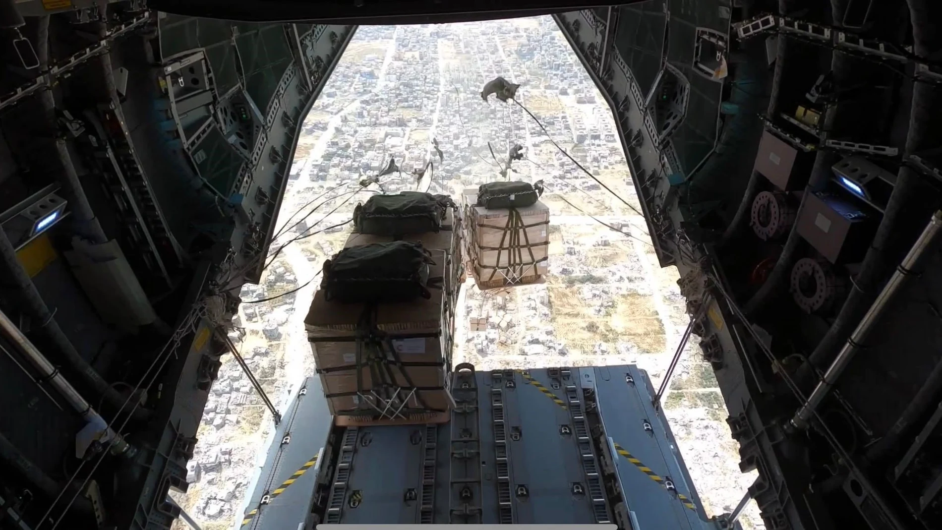 Ayuda humanitaria para la población de Gaza lanzada desde un avión del Ejército Español, a 27 de marzo de 2024, en Gaza (Franja de Gaza).