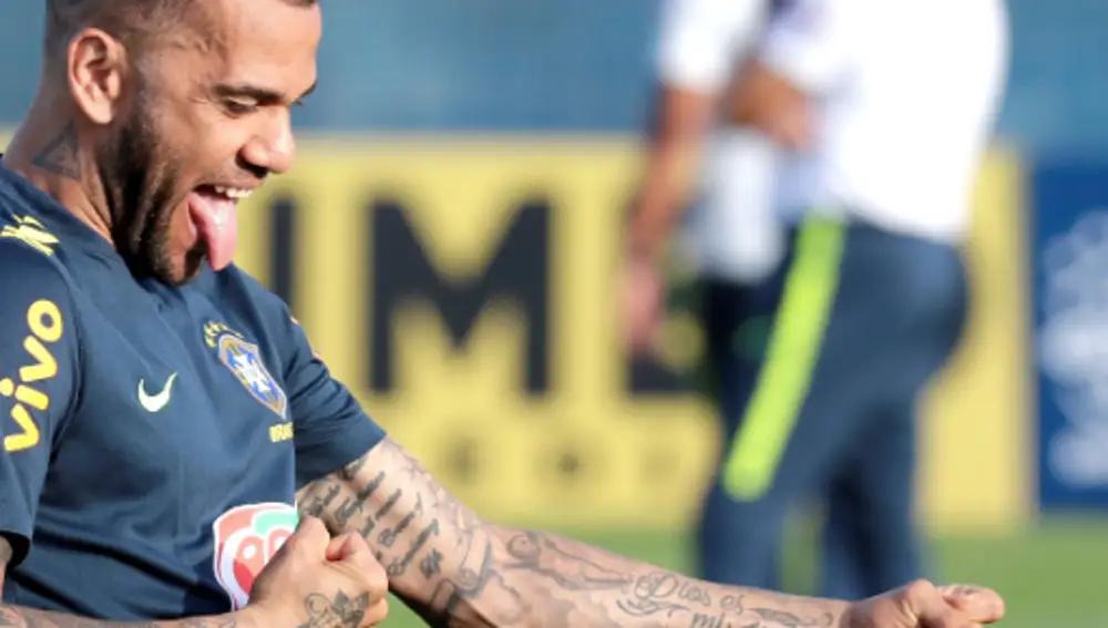 "Dios es mi juez" grabado en el brazo de Alves