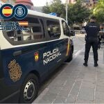 Un agente de la Policía Nacional con un furgón