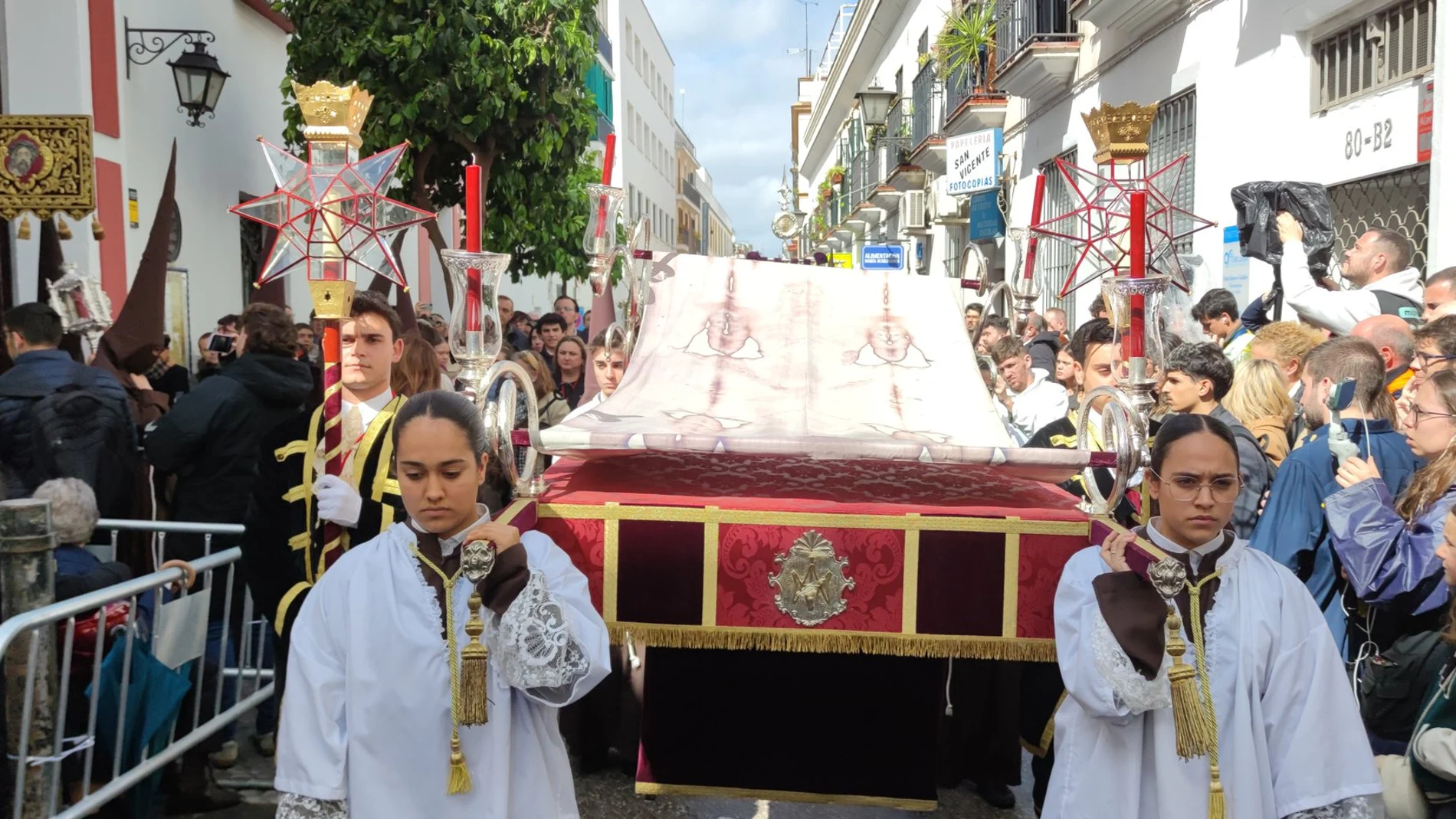 Sale el Santo Sudario, de la Hermandad del Buen Fin
