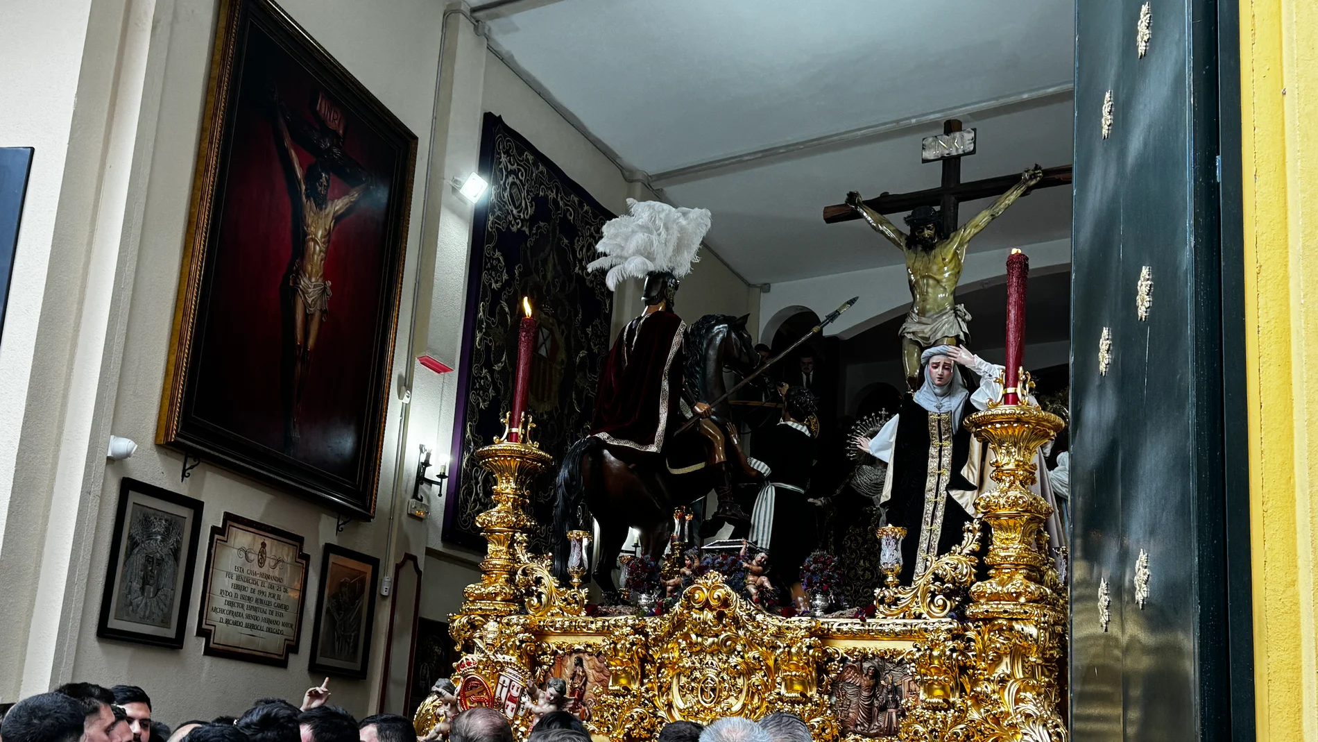 El Santísimo Cristo de la Sangre recibe en la Casa Hermandad a todas las personas que, bajo la lluvia, se han acercado tras la suspensión de su salida procesional