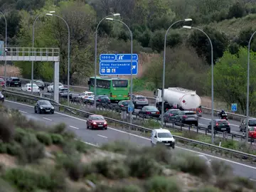 La DGT prevé 16,5 millones de desplazamientos en las carreteras durante la Semana Santa Tráfico en la autovía A-3 durante la segunda fase de la operación salida por Semana Santa, a 27 de marzo de 2024, en Madrid (España). La Dirección General de Tráfico (DGT) puso en marcha la operación salida de Semana Santa el viernes 22 de marzo a las 15.00 horas y el despliegue especial de tráfico concluirá el lunes 1 de abril a las 00.00 horas. La DGT prevé 16,5 millones de desplazamientos en estas fechas vacacionales, un 1% más que en el mismo periodo de 2023. Solo en esta segunda fase, de...