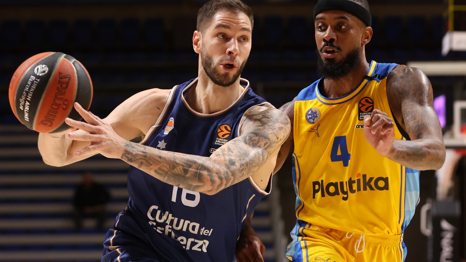 Jovic busca a un compañero del Valencia Basket ante la defensa de Lorenzo Brown