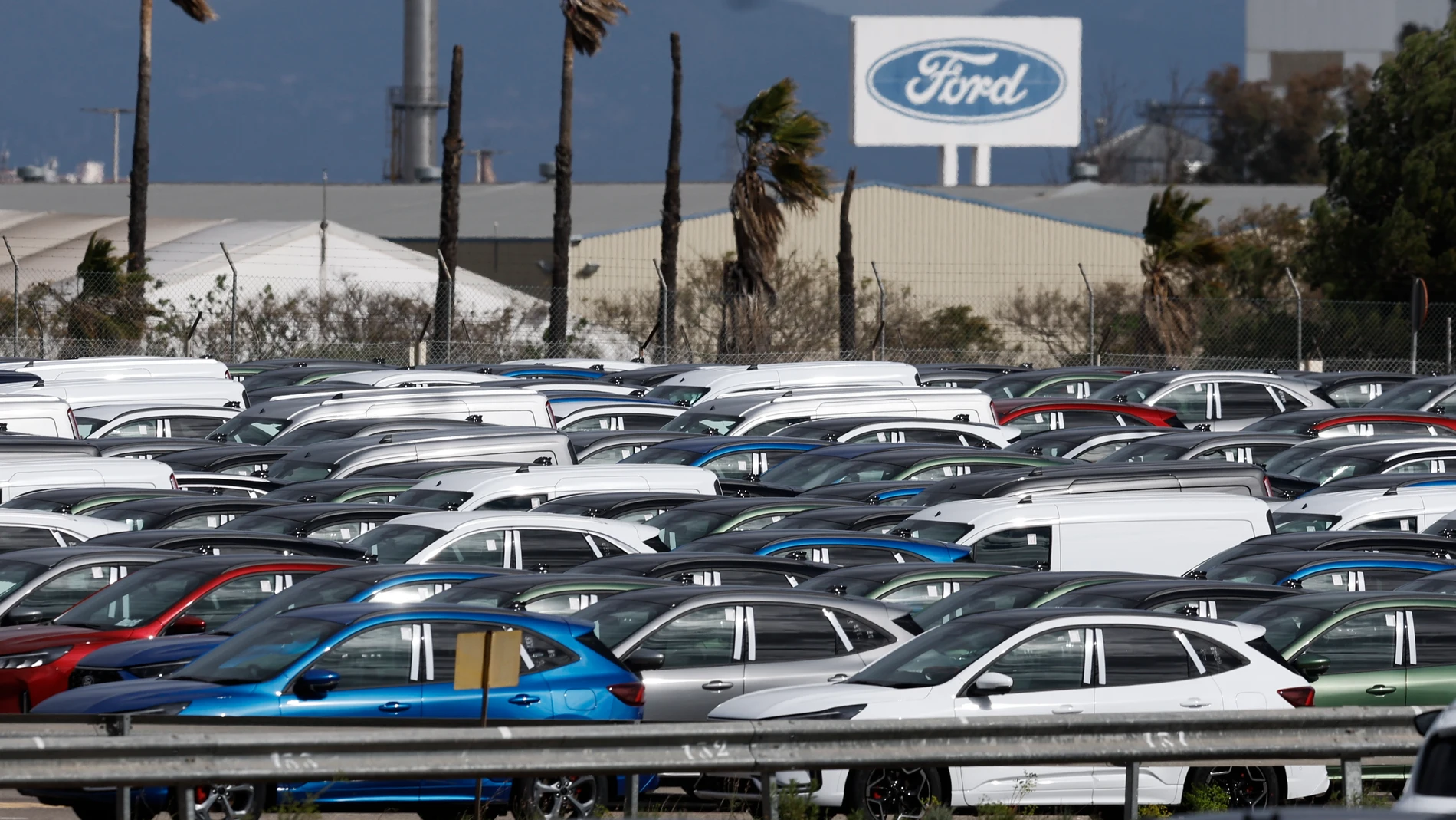 ALMUSSAFES (VALENCIA), 28/03/2024.-Vista del exteriores de la fábrica de Ford en Almussafes (Valencia) este jueves. La factoría Ford en Almussafes (Valencia) fabricará un nuevo vehículo de pasajeros multi-energía que se sumará a la gama de la multinacional para Europa, según han anunciado este jueves el comité de empresa europeo de Ford y la dirección de la empresa en España. Esta decisión supone un respiro para la factoría de Almussafes, que a partir del 17 de abril se quedaba con un único m...