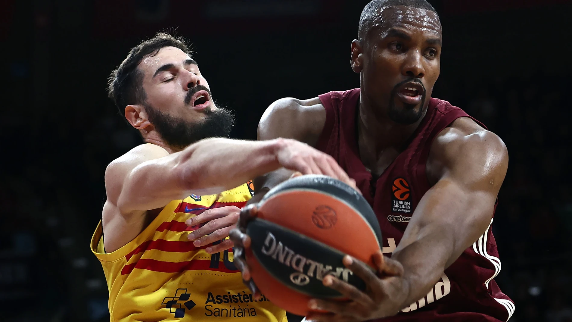 Kalinic pelea un rebote con Ibaka