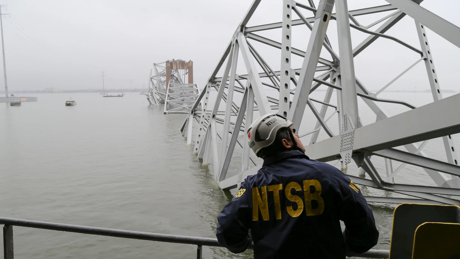 AMDEP8446. BALTIMORE (ESTADOS UNIDOS), 27/03/2024.- Fotografía cedida por la Junta Nacional de Seguridad en el Transporte (NTSB, en inglés) de un investigador este miércoles en la embarcación Dali, que chocó con el puente Francis Scott Key Bridge el 26 de marzo de 2024, en Baltimore (EE.UU.). Las autoridades detuvieron este miércoles hasta nuevo aviso la búsqueda bajo el agua de las víctimas del derrumbe del puente de Baltimore (Maryland, EE.UU.) después de hallar los cuerpos sin vida de dos ...
