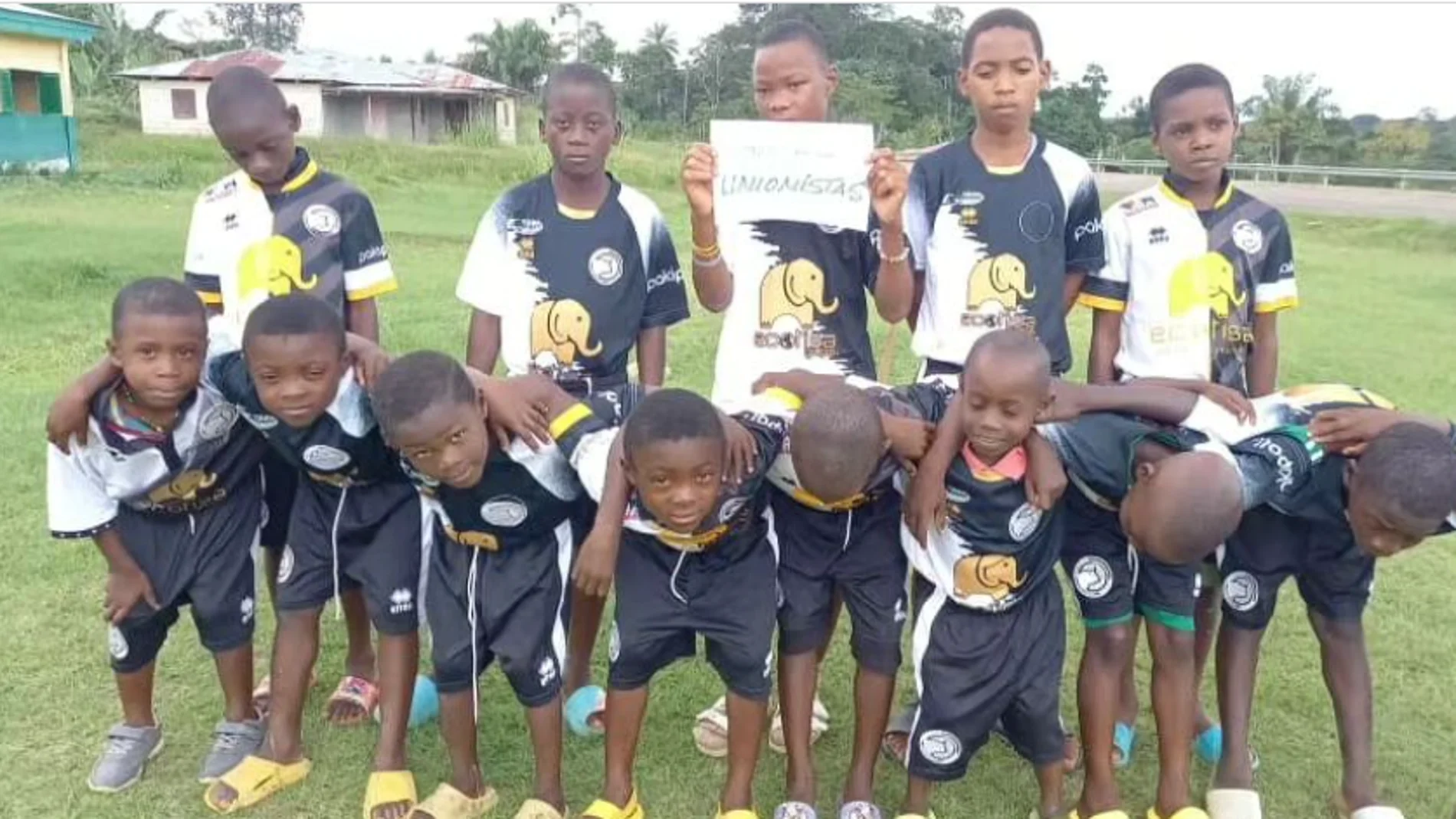 Los niños de Acurenam posan con la camiseta de Unionistas