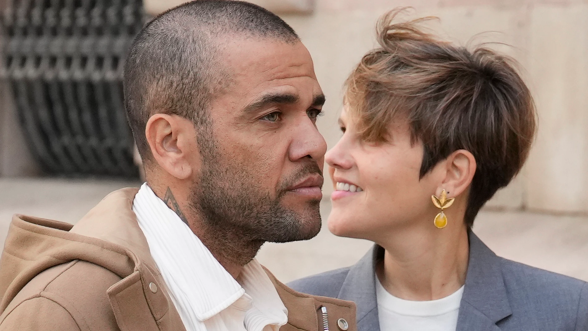 GRAFCAT2028. BARCELONA, 28/03/2024.- El futbolista Dani Alves, en libertad provisional desde el pasado lunes, junto a su abogada Inés Guardiola, a su salida de la Audiencia de Barcelona donde se ha presentado ante la secretaría de la sección 21 de la Audiencia de Barcelona, en la primera de las comparecencias semanales que le impuso el tribunal al fijar una fianza de un millón de euros para permitirle salir de la prisión. EFE/Enric Fontcuberta