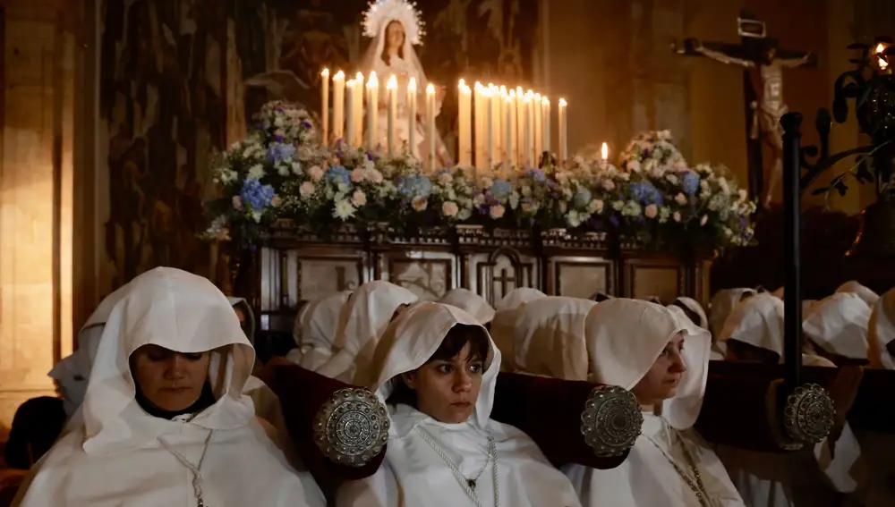 Cancelada la procesión de la Hermandad del Cristo del Amor y de la Paz y María Nuestra Madre.Cofrades y asistentes en el interior De la Iglesia del Arrabal.