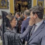 Algunas mujeres vestidas con mantillas salen pese a la lluvia y fuerte viento, como es costumbre en Jueves Santo, para visitar las distintas iglesias