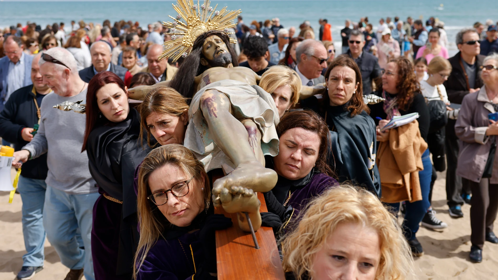 VALENCIA, 29/03/2024.- Vista de la procesión del Santísimo Cristo de El Salvador, este viernes en la Semana Santa marinera en Valencia.EFE/ Ana Escobar