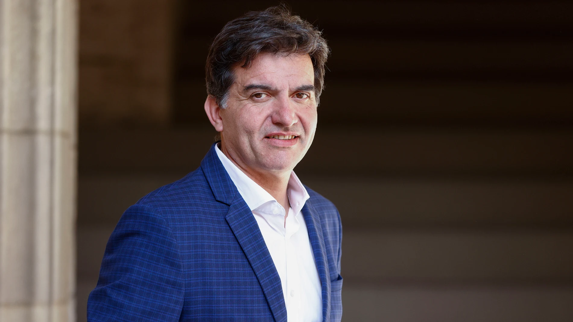 BARCELONA, 29/03/2024.- El viceconseller de Estrategia y Comunicación del Govern, Sergi Sabrià, analiza en una entrevista con la Agencia EFE la repercusión del anuncio del expresident Carles Puigdemont de presentarse a las elecciones catalanas del 12 de mayo.EFE/ Quique García