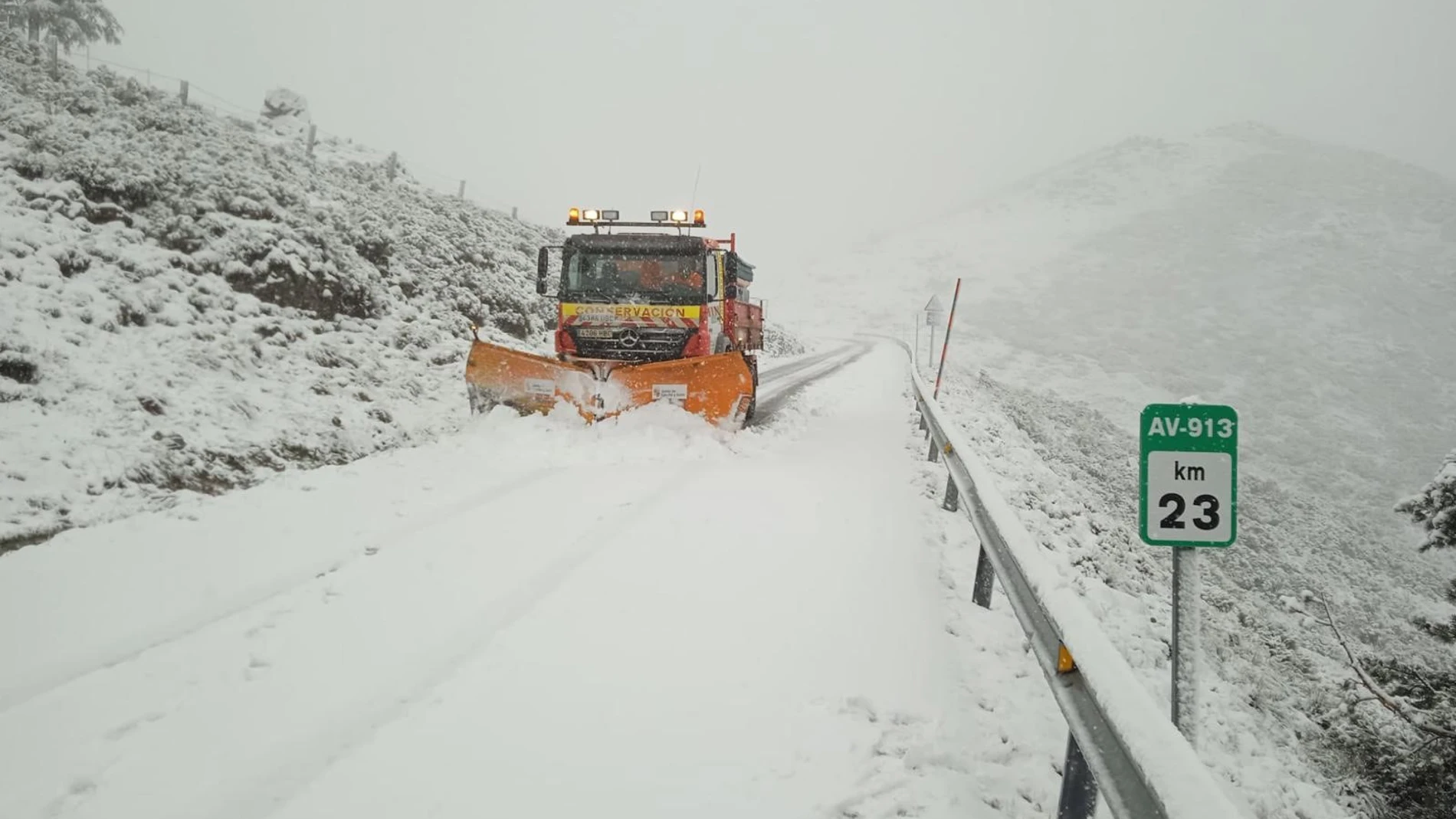 Nieve en una carretera de Ávila