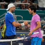 Alcaraz saluda a Dimitrov al final del partido