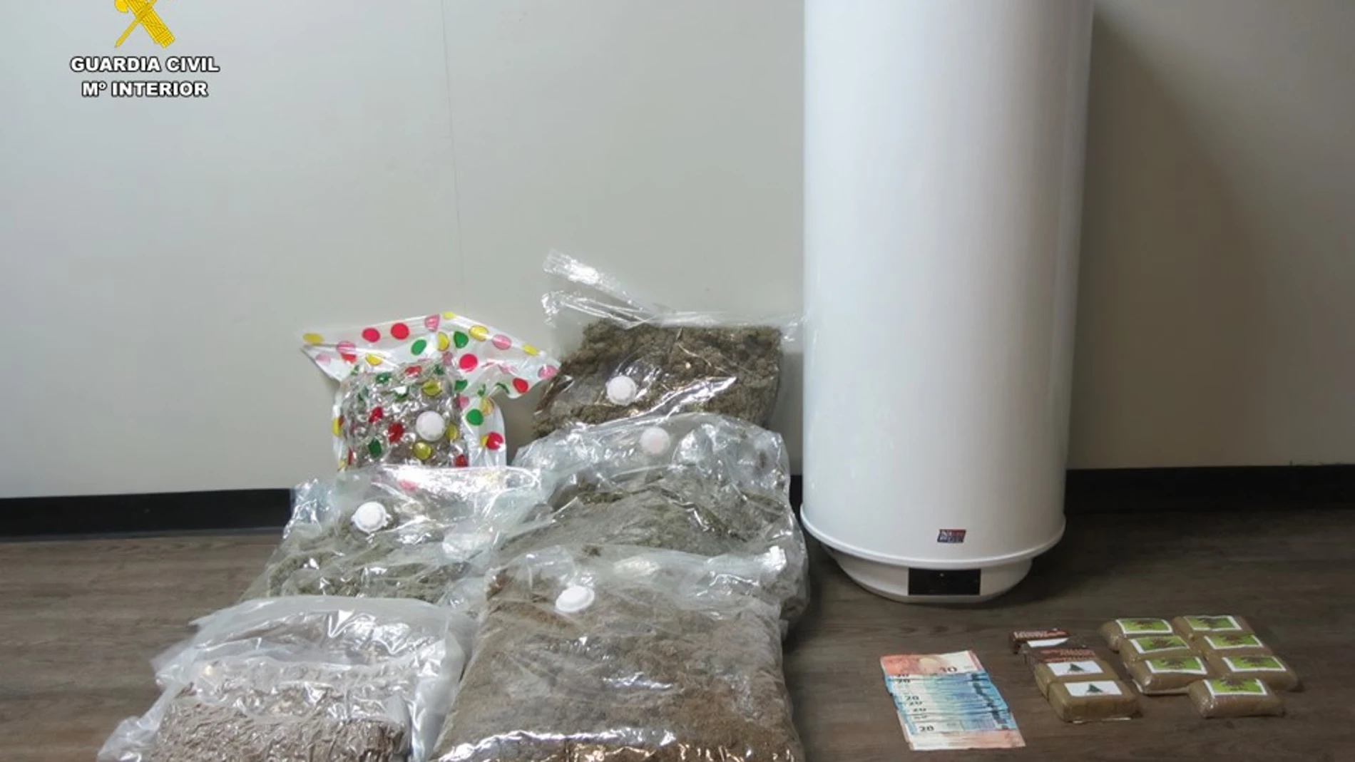 La Guardia Civil detiene a un individuo con un calentador eléctrico de agua lleno de marihuana y hachís GUARDIA CIVIL 30/03/2024