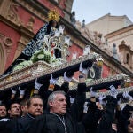Cofrades y nazarenos durante la procesión de Semana Santa de Nuestra Señora de la Soledad y Desamparo y del Pa