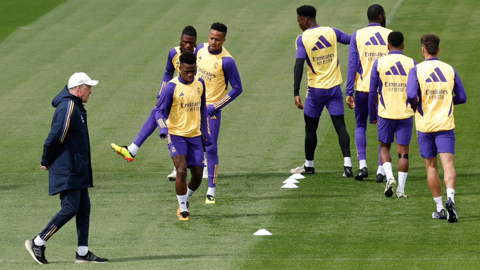 Madrid, 30/03/2024.- El técnico italiano del Real Madrid Carlo Ancelotti (i), junto Vinicius Jr., Eduardo Camavinga y Militao, entre otros jugadores, durante el entrenamiento previo a su enfrentamiento liguero de mañana contra el Athletic Club de Bilbao, este sábado. EFE/Chema Moya