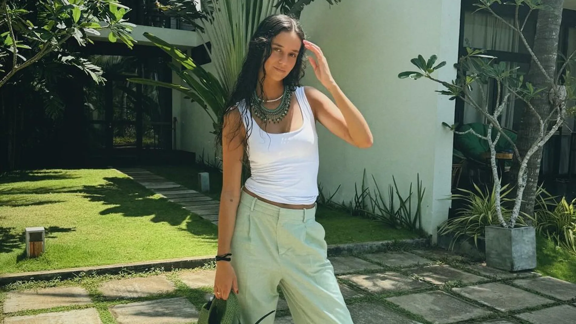 Victoria Federica con las sandalias de lujo en Semana Santa.