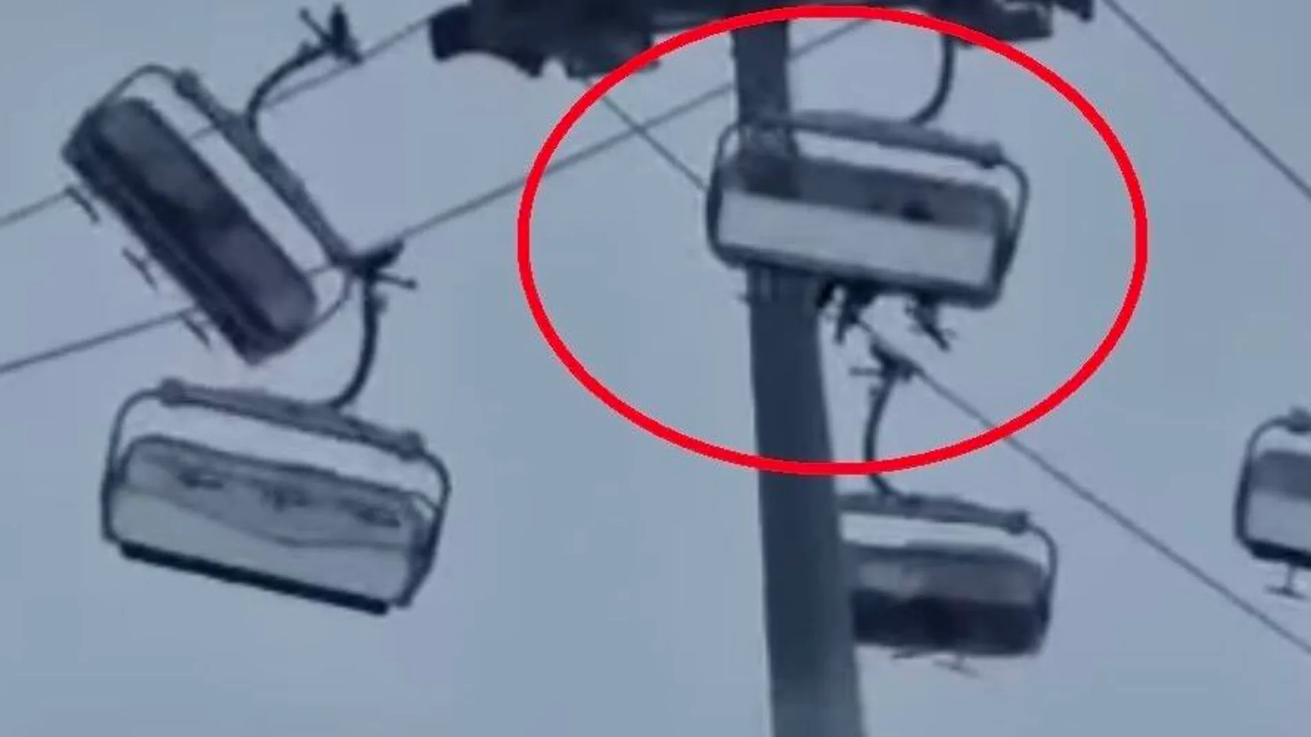 Dos esquiadores quedan atrapados en un telesilla zarandeado por el viento