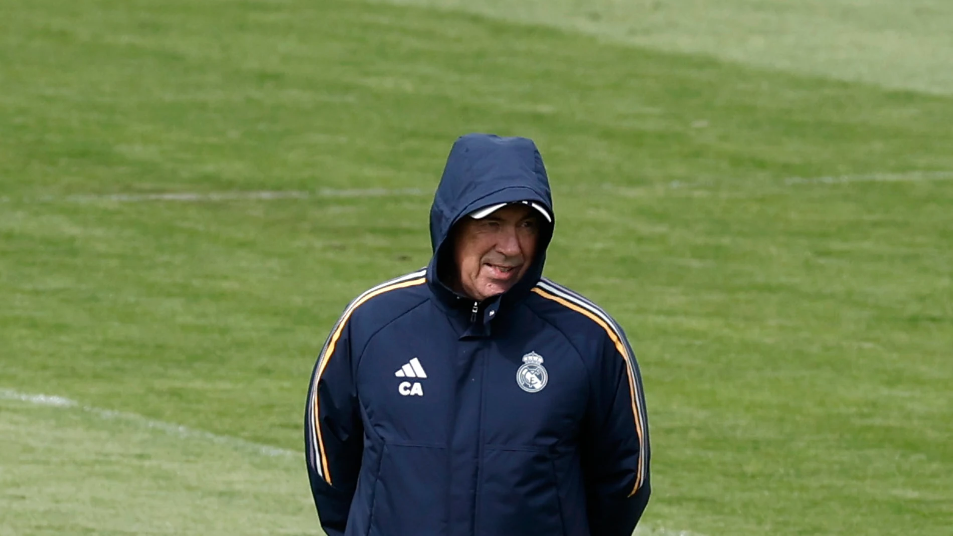 Madrid, 30/03/2024.- El técnico italiano del Real Madrid Carlo Ancelotti, durante el entrenamiento previo a su enfrentamiento liguero de mañana contra el Athletic Club de Bilbao, este sábado. EFE/Chema Moya