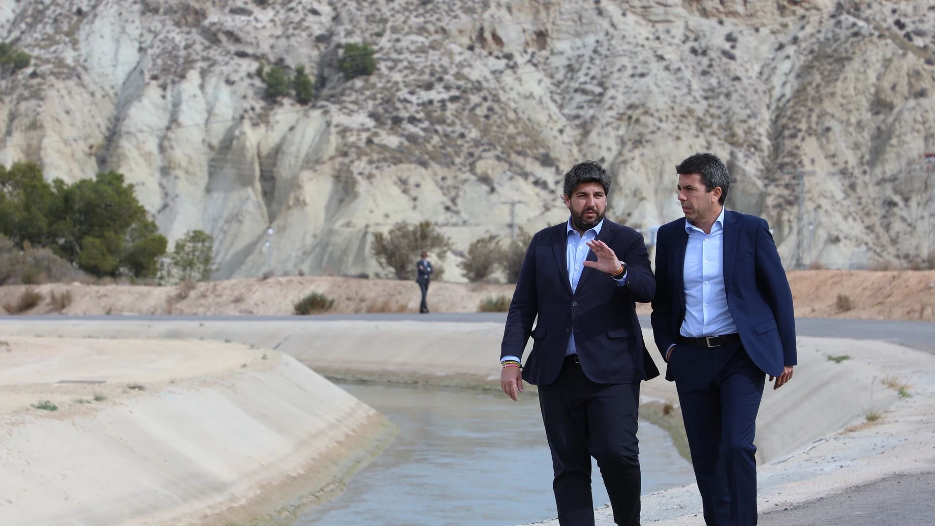 El presidente de la Generalitat, Carlos Mazón, junto al de la Región de Murcia, López Miras, en un tramo del trasvase Tajo-Segura