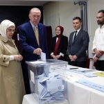 El presidente turco, Recep Tayyip Erdogan, acude ayer a votar acompañado de su mujer Emine en un colegio electoral de Estambul
