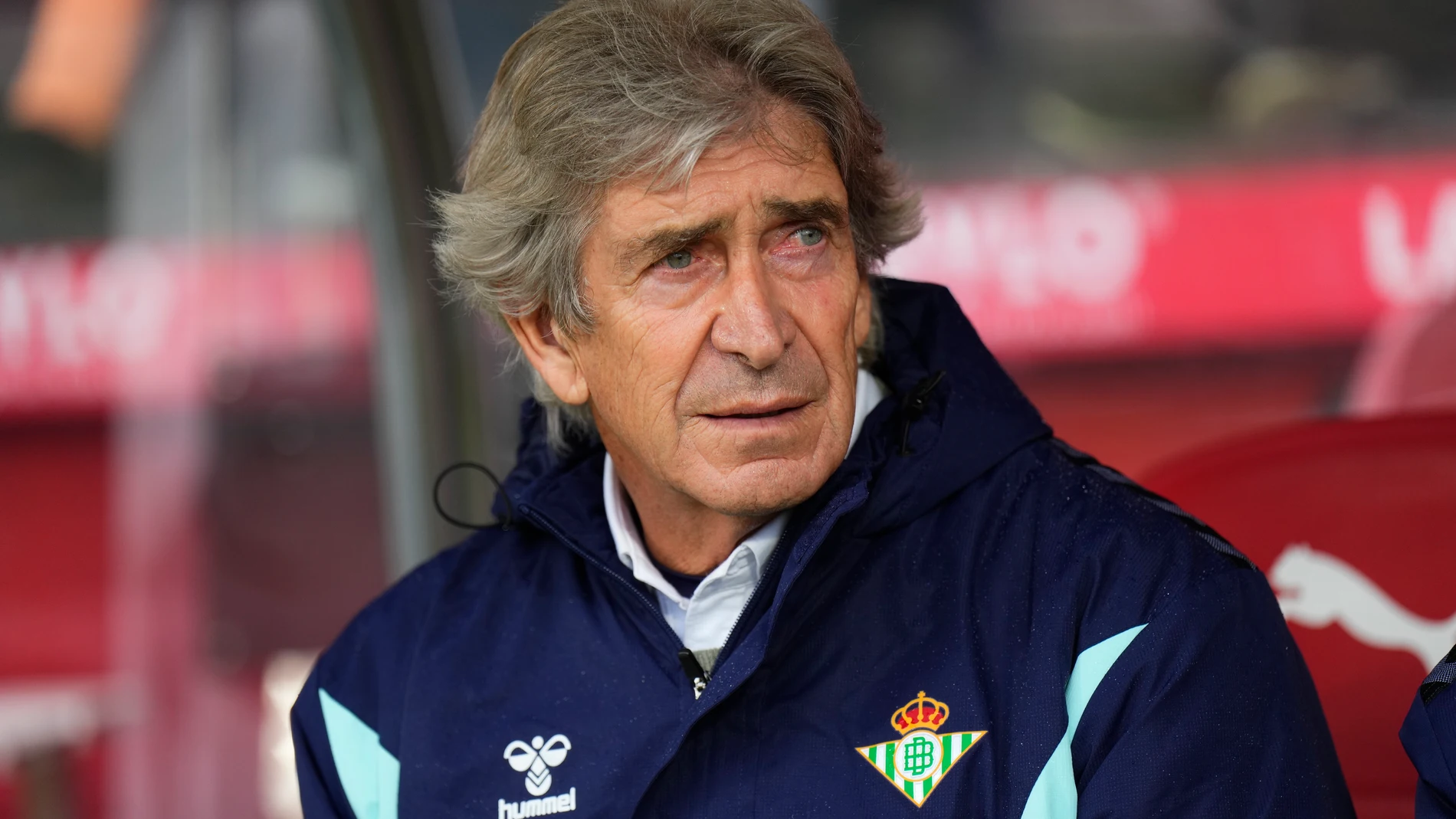 GIRONA, 31/03/2024.- El entrenador chileno del Betis Manuel Pellegrini, antes del partido de la jornada 30 de LaLiga EA Sports entre el Girona y el Betis, este domingo en el estadio de Montilivi en Girona.-EFE/ Siu Wu